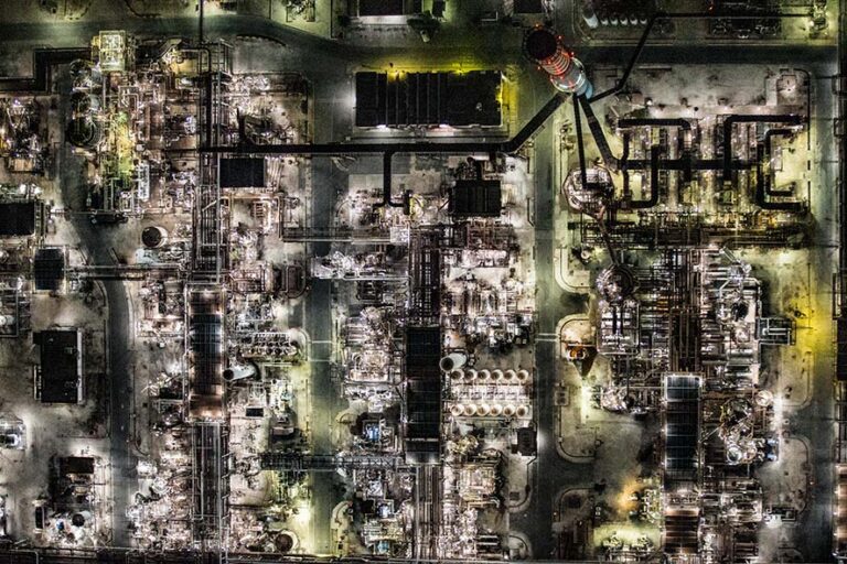 Taranto, 2015. Visione zenitale dell’Ilva, l’acciaieria più grande d’Europa con i suoi 15.450.000 metri quadrati di estensione; © Massimo Sestini