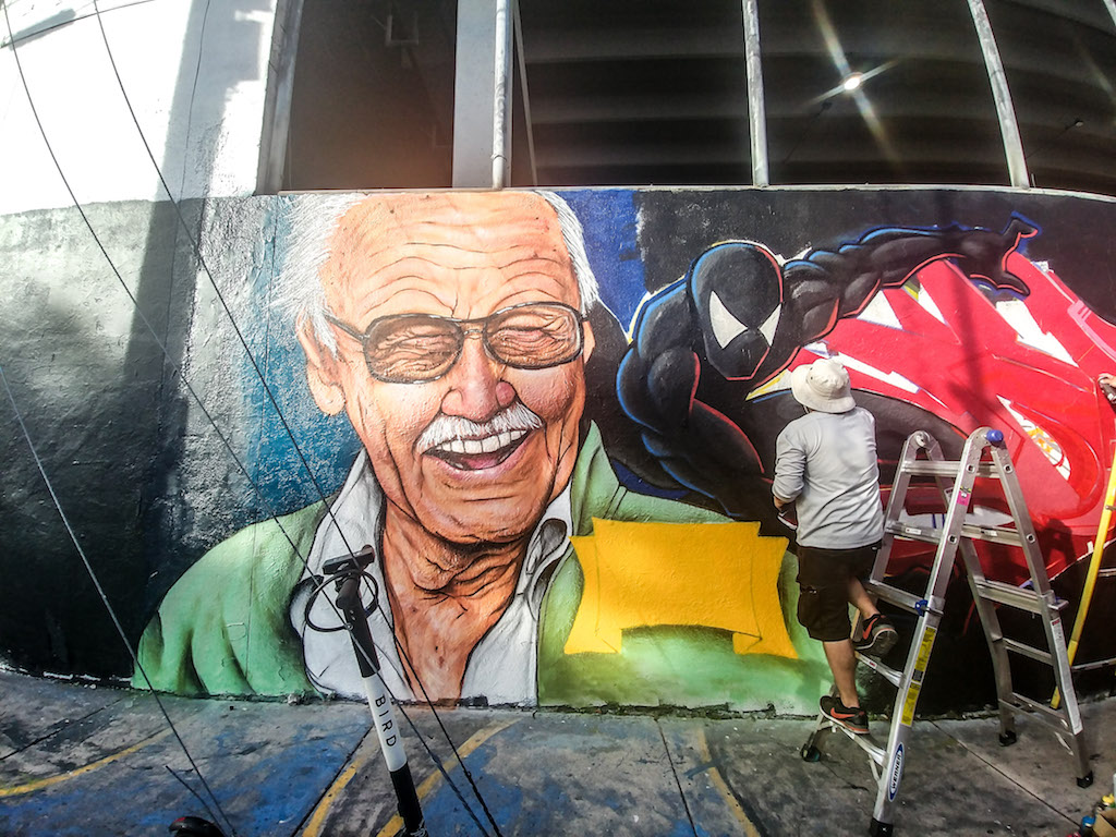 Uno street artist rende omaggio a Stan Lee durante il Mural Festival a Wynwood