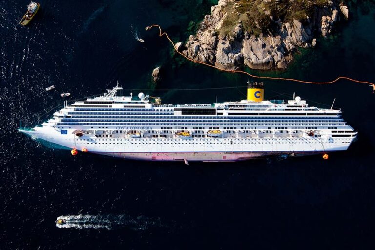 Isola del Giglio, Grosseto, 2012. La Costa Concordia sugli scogli davanti alle Mole. L’effetto visivo richiama una navigazione che è solo apparenza. Le vittime del naufragio sono 32; © Massimo Sestini