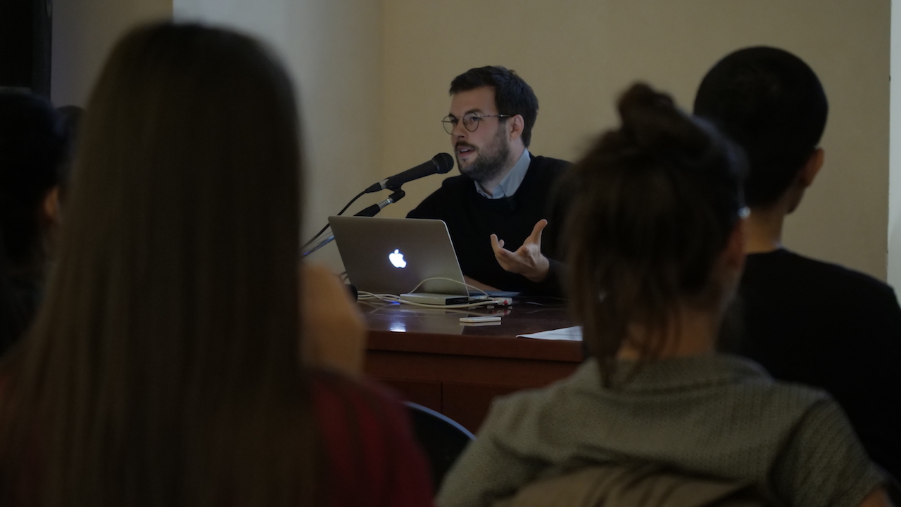 Robert Leckie durante il workshop “Ricerche sensibili” Q-Rated Lecce 2018. Foto Cliché, courtesy Fondazione La Quadriennale di Roma