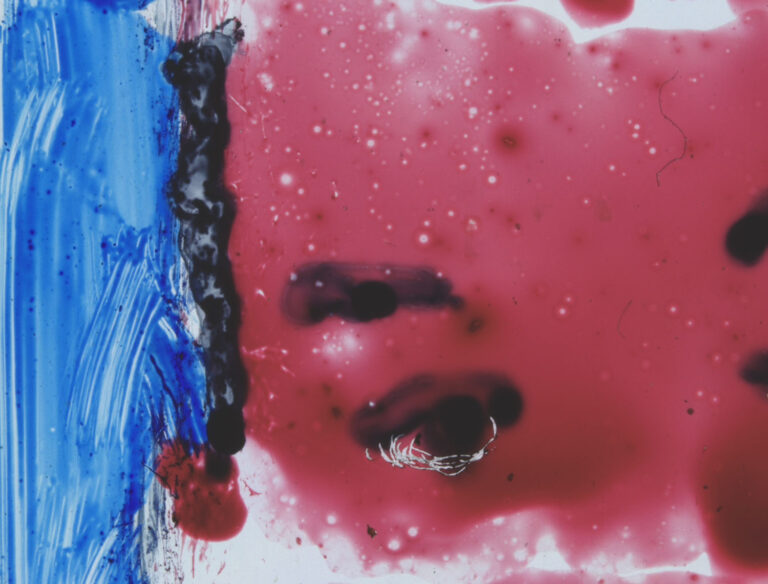 Diego Marcon, Untitled (Head Falling 01), 2015; Animazione diretta, inchiostro per tessuti, inchiostro permanente e graf su pellicola trasparente 16mm, colore, senza sonoro, loop di 10’’ Fotogramma; Courtesy l’artista e Ermes-Ermes, Vienna.