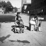 Bambini e venditrice di sigarette. CSAC Universita di Parma. Fondo Publifoto
