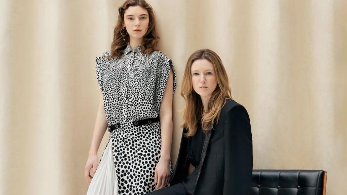 Clare Waight Keller seduta con una modella che indossa Givenchy, Courtesy The Times