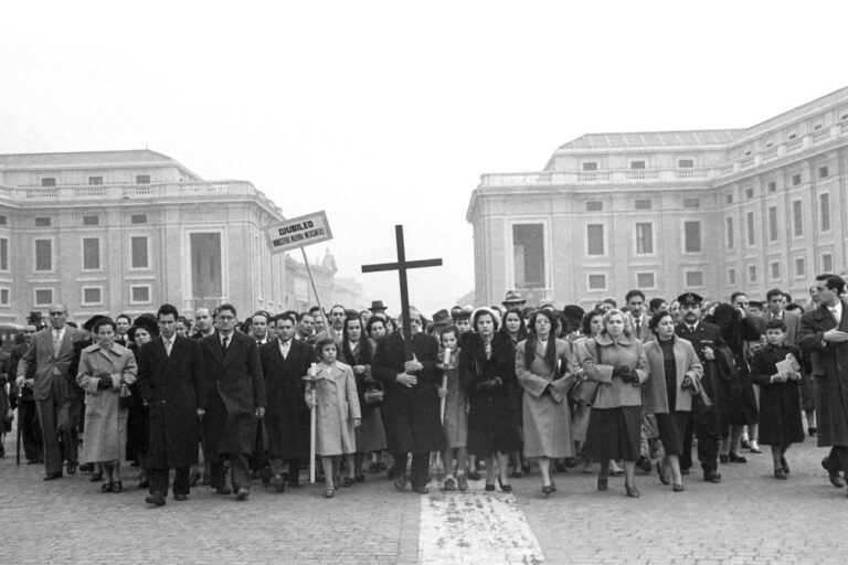 Dipendenti del Ministero della Marina mercantile in processione a San Pietro, Giubileo 1950. Photo Archivio storico Luce