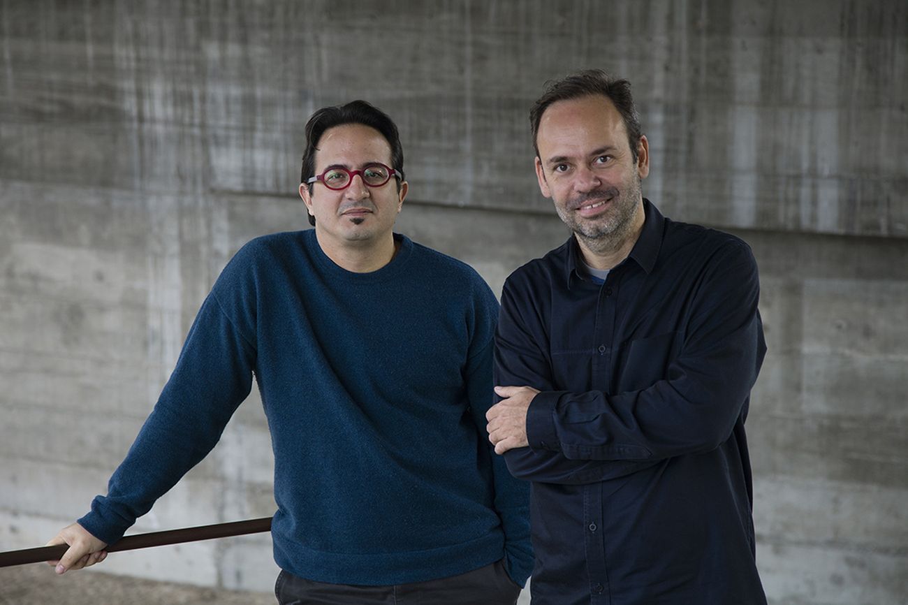Fernando Serapião, fondatore e direttore della rivista Monolito, e Guilherme Wisnik, responsabile della decima Biennale di Architettura di San Paolo, nel 2013. Photo © Ana Ottoni