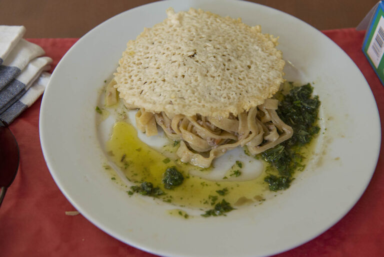 Fettuccine al ragù bianco di agnello e crosta di pecorino e menta di Sarra e Ferri. Ph. Giorgio Benni