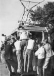 Folla di sportivi alla partenza di tappa del Giro d'Italia. CSAC Universita di Parma - Fondo Publifoto