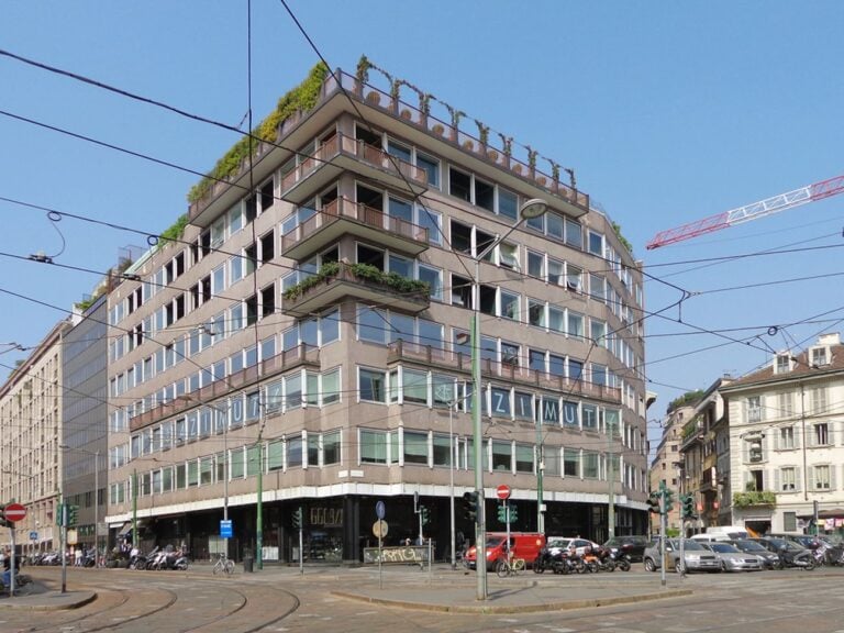 Ignazio Gardella ed Emilio Borgazzi, Edificio per abitazioni e uffici in via Cusani 4 e via Ponte Vetero 1, Milano. Photo Arbalete, 2014 via commons.wikimedia.org