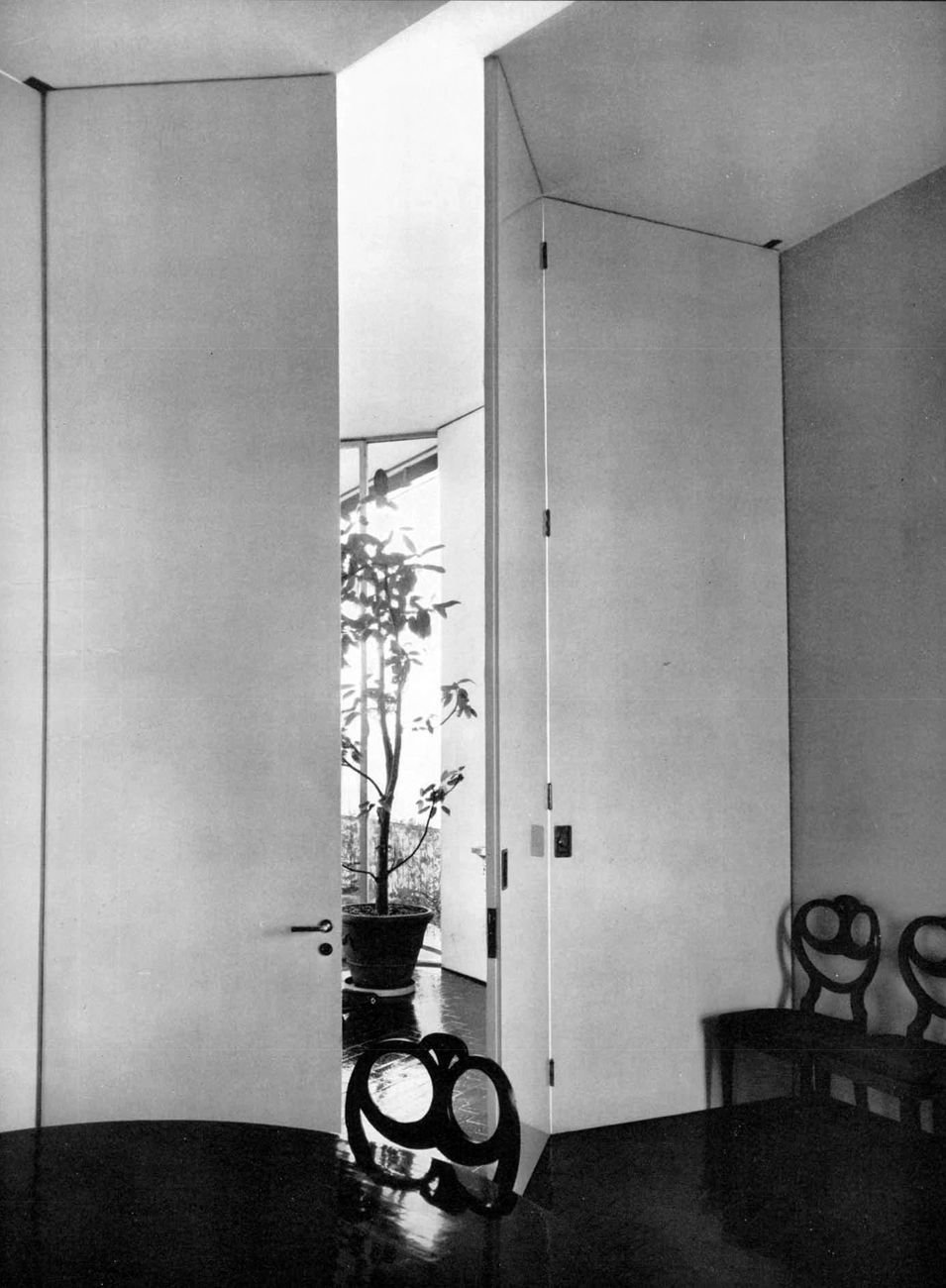 Ignazio Gardella, sistemazione del proprio appartamento nell’edificio di via Marchiondi 7, Domus n. 368, 1960, veduta dalla sala da pranzo verso il soggiorno