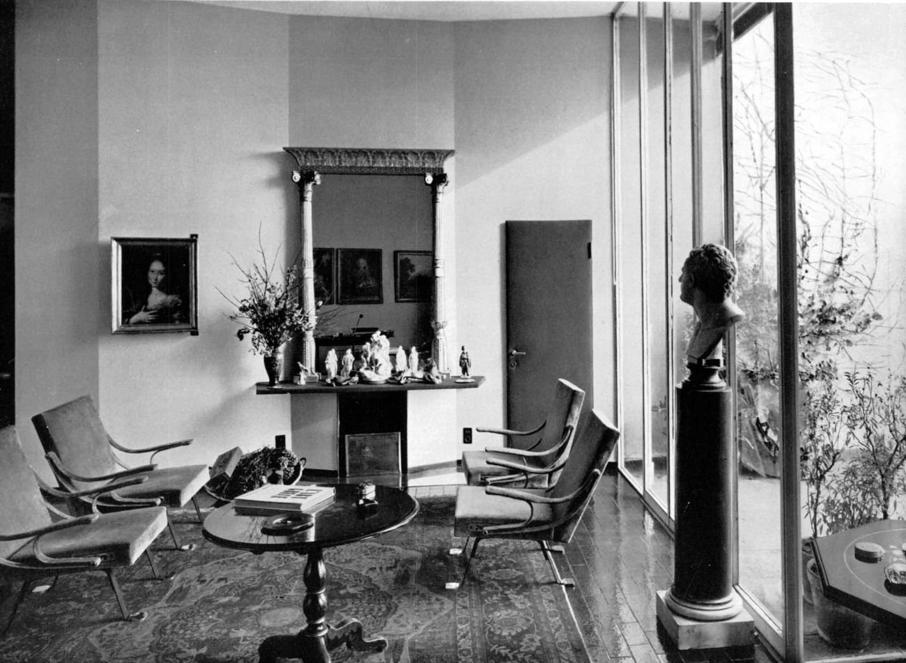 Ignazio Gardella, sistemazione del proprio appartamento nell’edificio di via Marchiondi 7, Domus n. 368, 1960, veduta del soggiorno col camino