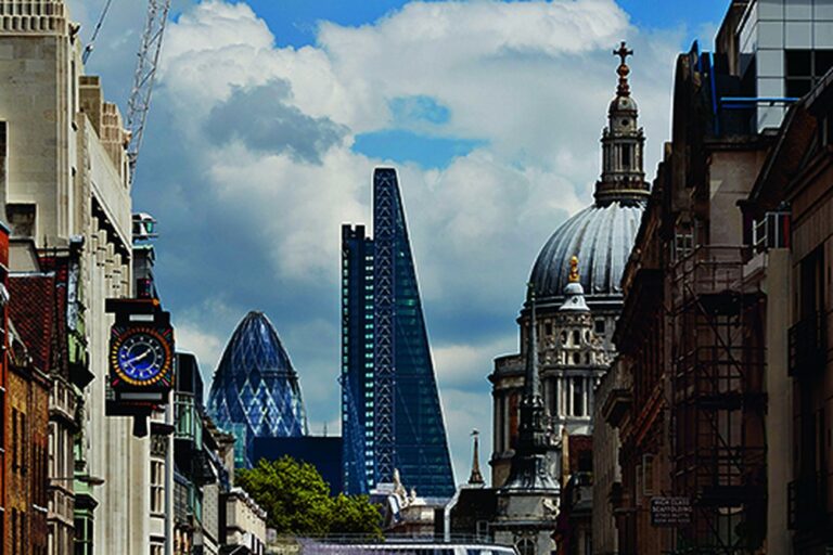 Il profilo spiovente del Leadenhall Building di Richard Rogers e la cattedrale di St Paul. Photo credit Richard Bryant-Arcaid Images. Courtesy RSHP