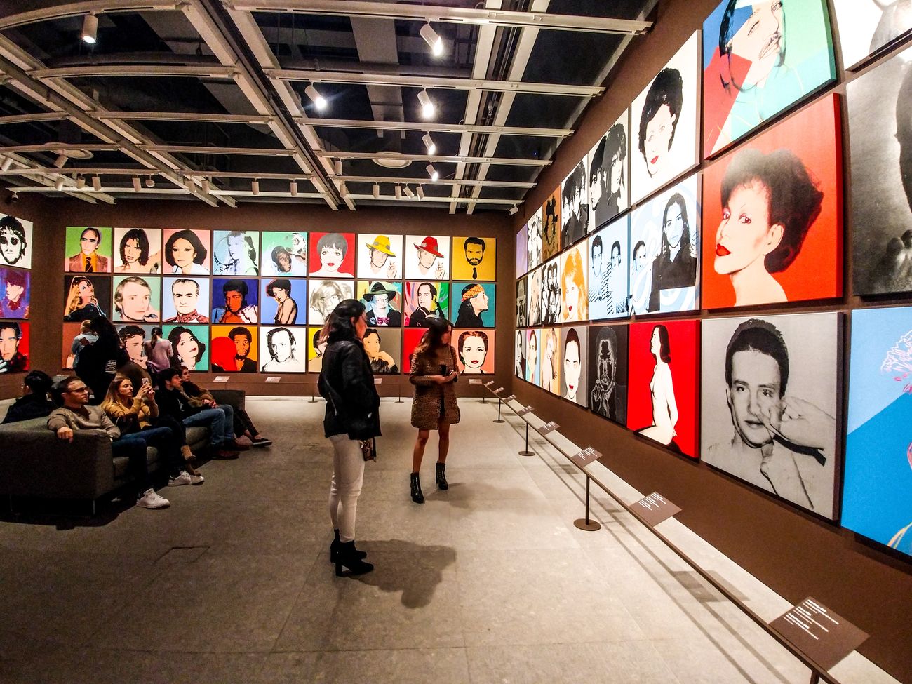 La sala dei ritratti di Andy Warhol al primo piano del Whitney Museum, New York 2018