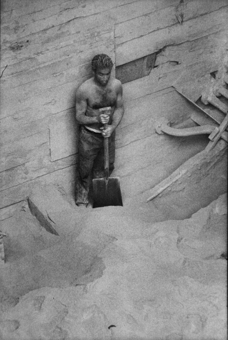 Lisetta Carmi, Il porto, Lo scarico dei fosfati, Genova, 1964 © Lisetta Carmi. Courtesy Martini & Ronchetti