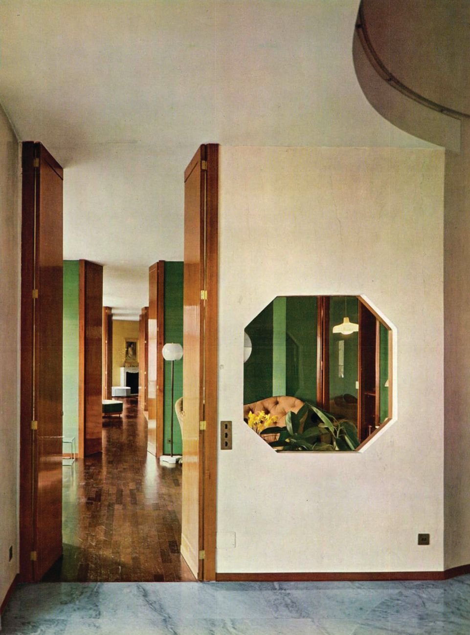 Luigi Caccia Dominioni, sistemazione di un appartamento nell’edificio di via Vigoni 13, Domus n.380, 1961, infilata dei locali lungo tutta la facciata