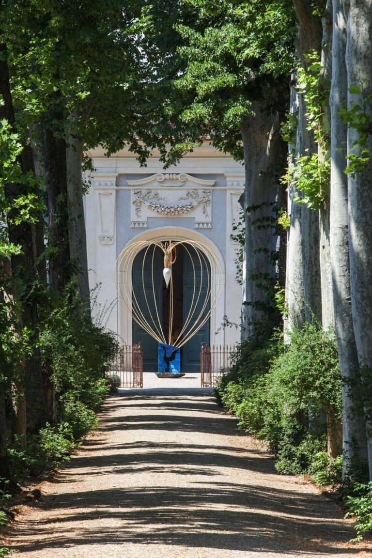 Marco Bagnoli, Araba Fenice, fibra di vetro, foglia d'argento, colore, onice e alluminio verniciato, h. 650 cm, 540 diametro, Giardino di Boboli, Palazzo Pitti, Firenze 2013. Fotografia di Ela Bialkowska