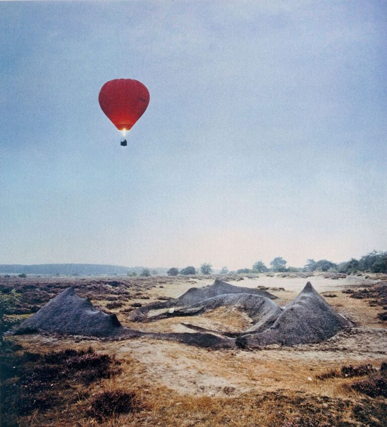 Marco Bagnoli, Albe of Zonsopgangen, pallone aerostatico, terra e stroboscopio, brughiera di Laren 1984. Fotografia di Jan Schot rielaborata
