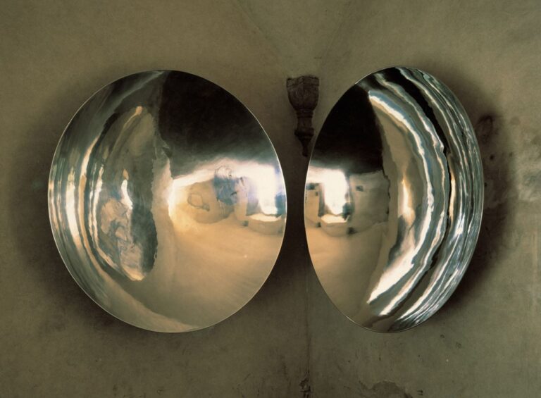 Marco Bagnoli, Janua Coeli, 1988 1992, alluminio e acciaio, 150 cm diametro ciascuno, Basilica di San Miniato al Monte, Firenze 1992. Fotografia di Carlo Cantini