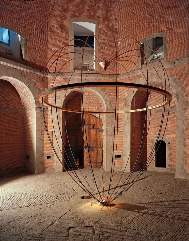 Marco Bagnoli, L'anello mancante alla catena che non c'è, mercurio, rame, ferro, legno, 480 x 380 cm, Sala Ottagonale, Fortezza da Basso, Firenze 1989. Fotografia di Carlo Cantini