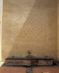Marco Bagnoli, Spazio [x] Tempo. Si fa così X = 5 (+5)=X, affresco, Castello di Santa Maria Novella, Fiano 1997. Fotografia di Paolo Emilio Sfriso