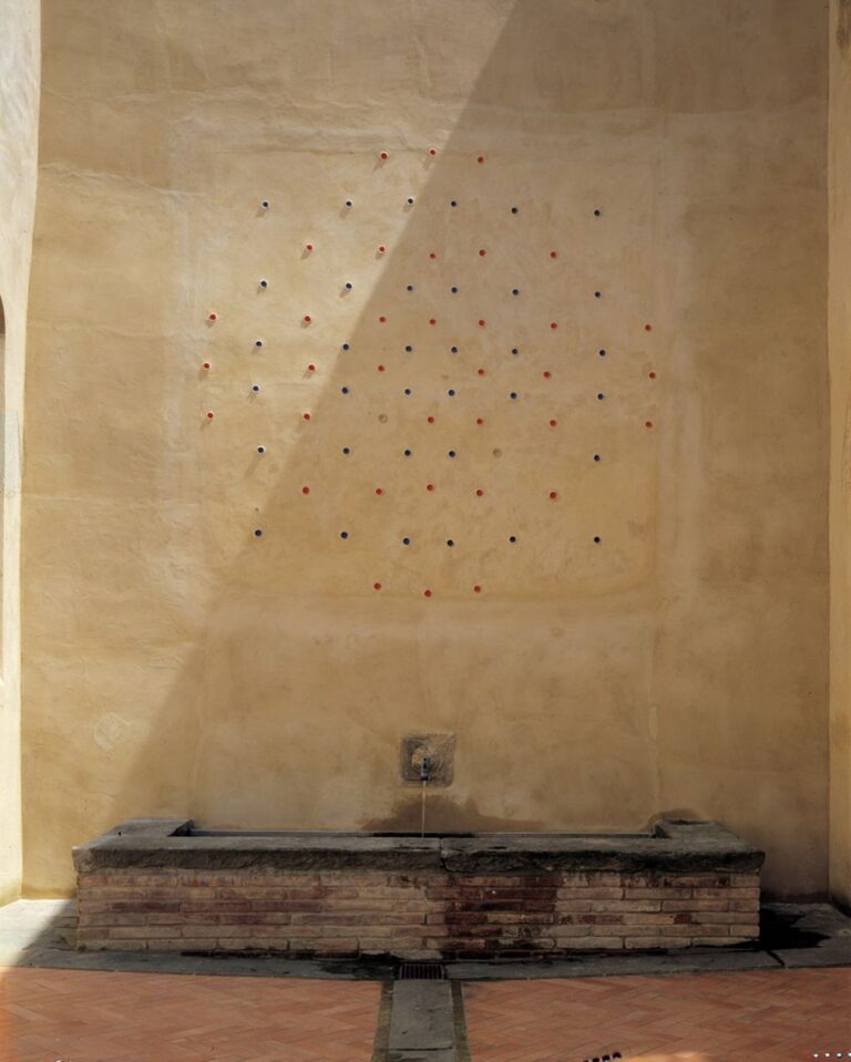 Marco Bagnoli, Spazio [x] Tempo. Si fa così X = 5 (+5)=X, affresco, Castello di Santa Maria Novella, Fiano 1997. Fotografia di Paolo Emilio Sfriso