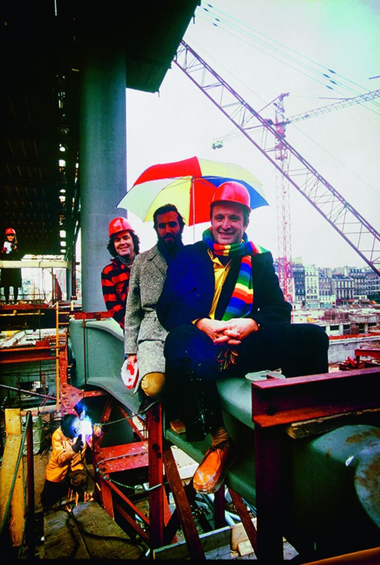 Peter Rice, Renzo Piano e Richard Rogers a cavallo di una gerberette del Centre Pompidou, con Ruthie che osserva dal fondo. Photo credit Tony Evans-RSHP-Arup. Courtesy RSHP