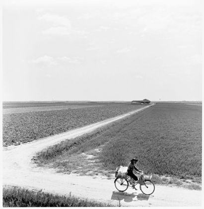 Pietro Donzelli, Delta del Po. Terra senz’ombra. Valle Pega, venditrice ambulante, 1954 © Renate Siebenhaar, Estate Pietro Donzelli, Frankfurt a M.