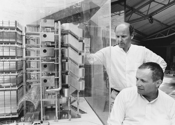Richard Rogers e John Young con un modellino del Lloyd’s Building nel 1983. Photo credit Martin Argles, Archivio The Guardian. Courtesy RSHP