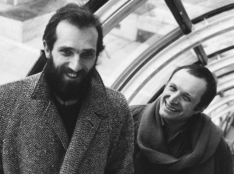 Richard Rogers e Renzo Piano sulle scale mobili del Centre Pompidou nel 1977. Photo credit Jacques Minassian. Courtesy RSHP e Fondazione Renzo Piano