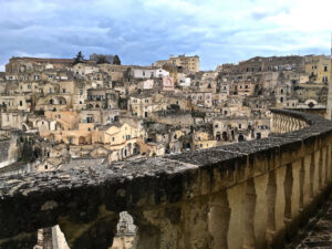 Matera Alberga: inaugura il progetto d’arte contemporanea con installazione di Alfredo Pirri