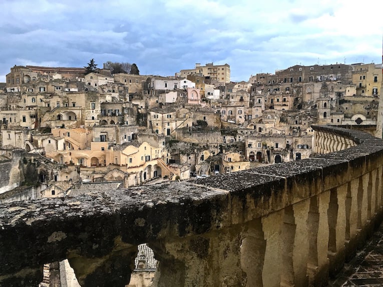 Matera Alberga: inaugura il progetto d’arte contemporanea con installazione di Alfredo Pirri