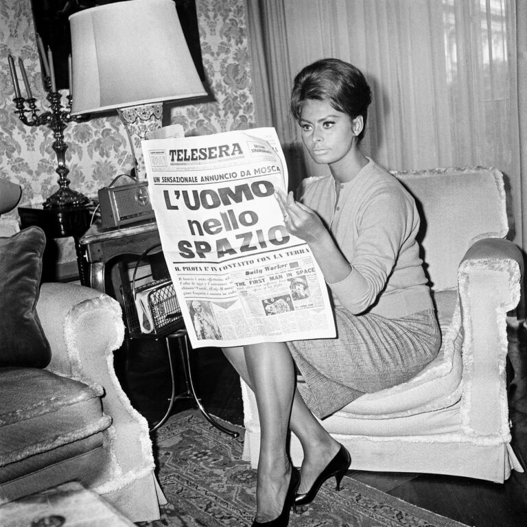 Sophia Loren legge di Gagarin, 1961. Photo Archivio Luce
