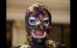 Still dal programma di BBC One The Clothes Show 1988 con Leigh Bowery Rock, glam e identità come maschera