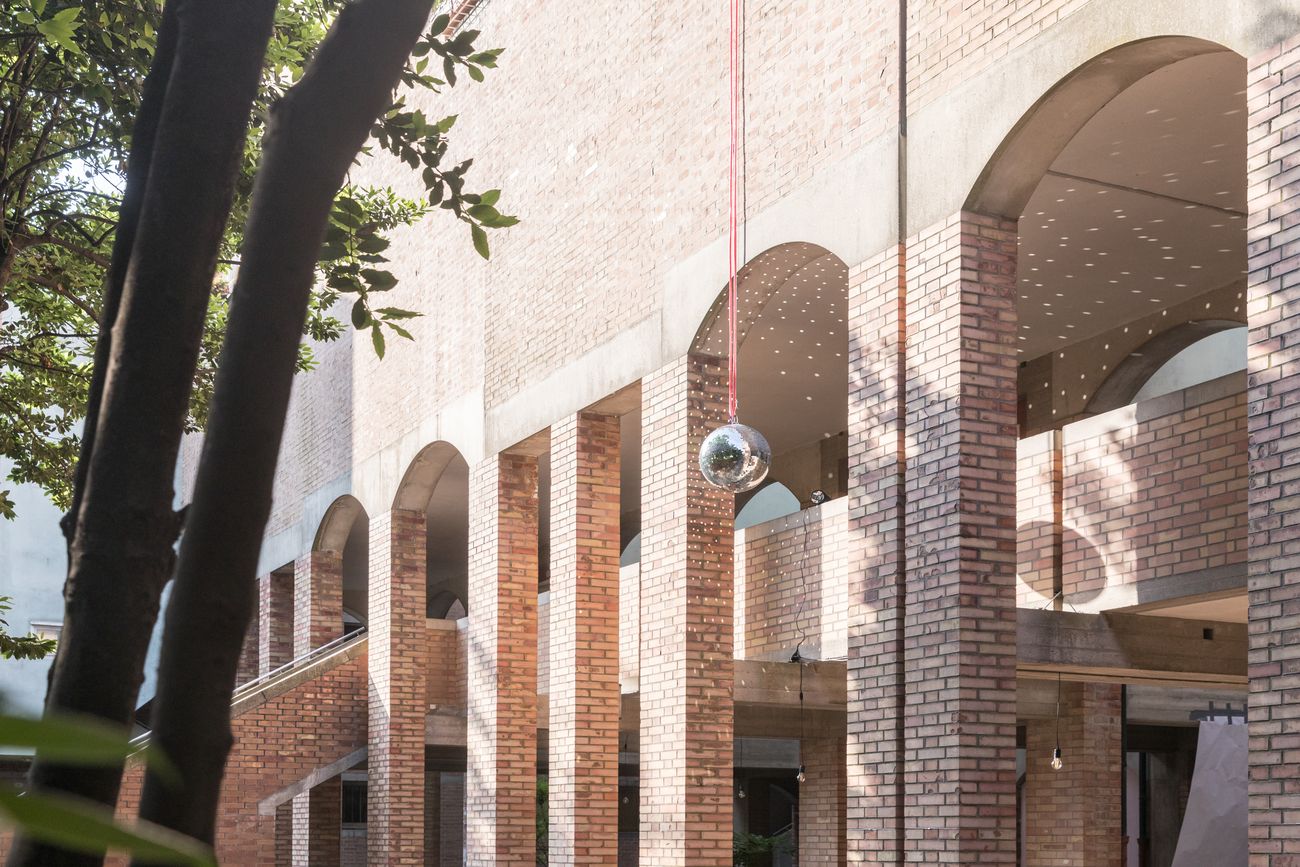 Unfolding Pavilion, Complesso residenziale alla Giudecca di Gino Valle, installazione Theseus in the 80s di WAR – Warehouse of Architecture and Research. Photo © Laurian Ghinitoiu