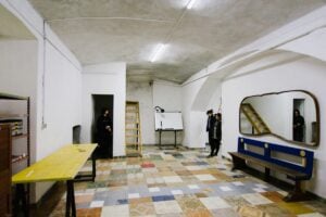 Giorgio Griffa a ViadellaFucina16. L’opera nel Condominio-Museo di Torino