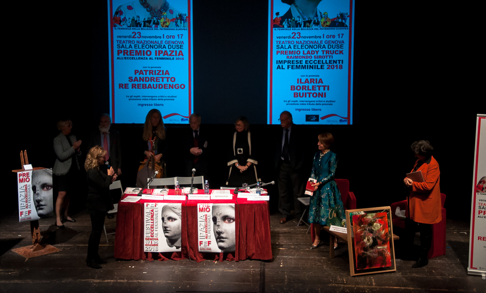 Ilaria Borletti Buitoni. Con gli interlocutori sul palcoscenico del Teatro Duse. Festival Eccellenza Femminile, Genova. Photo Premio Lady Truck a cura di Consuelo Barilari