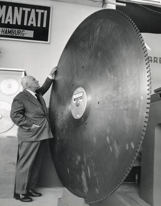 1959. Disco diamantato per la lavorazione del marmo esposto allo Stand Winter Ernst & Sohn durante la Fiera Campionaria di Milano. Courtesy La Triennale di Milano