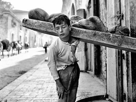 Nino Migliori, Portatore di pane, 1956 © Fondazione Nino Migliori