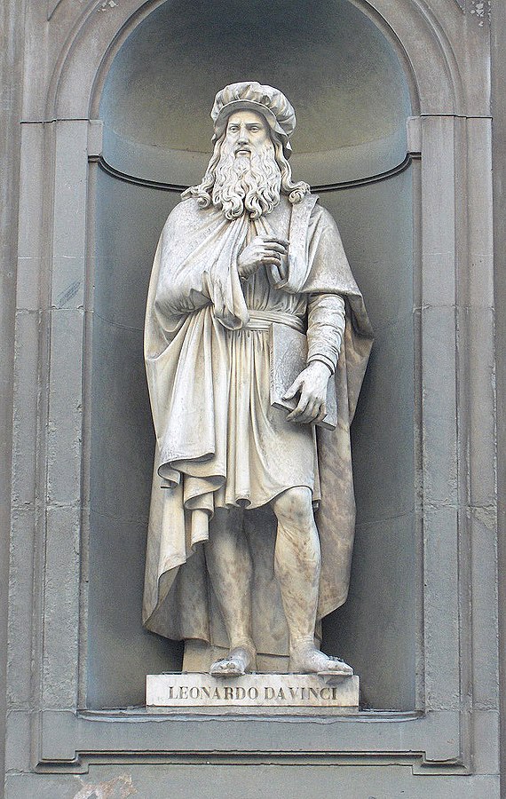 Firenze, Loggiato degli Uffizi, Statue degli Illustri Toscani, Statua di Leonardo da Vinci di Luigi Pampaloni, ph JoJan fonte Wikimedia