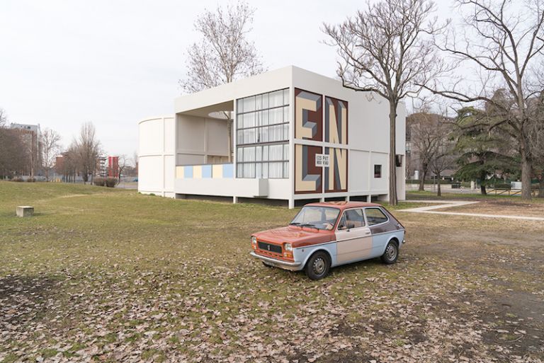 Cristian Chironi, FIAT 127 Special (Camaleonte) Oplà version davanti all padiglione dell'Esprit Nouveau a Bologna, 2019, © Cristian Chironi