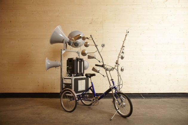 Abraham Cruzvillegas, The Simultaneous Promise, 2011, triciclo, altoparlanti, amplificatore, batteria, tubi di metallo, specchi, courtesy Mima e César Reyes Collection