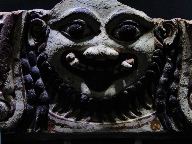 Antefissa a maschera gorgonica entro nimbo, da Santa Maria Capua Vetere, fine VI secolo a.C., Museo Archeologico dell’Antica Capua