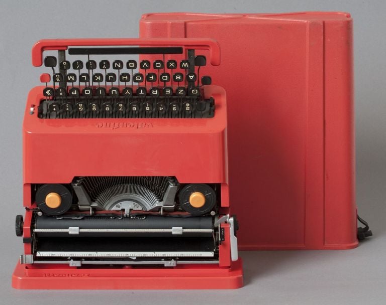 Carrozzeria e custodia, macchina da scrivere portatile Valentine, plastica rossa e metallo
