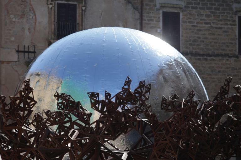 Conrad Shawcross, The Dappled Light of the Sun, 2015 & Tomás Saraceno. Piazza Bologni, Palazzo Belmonte Riso, Palermo 2018