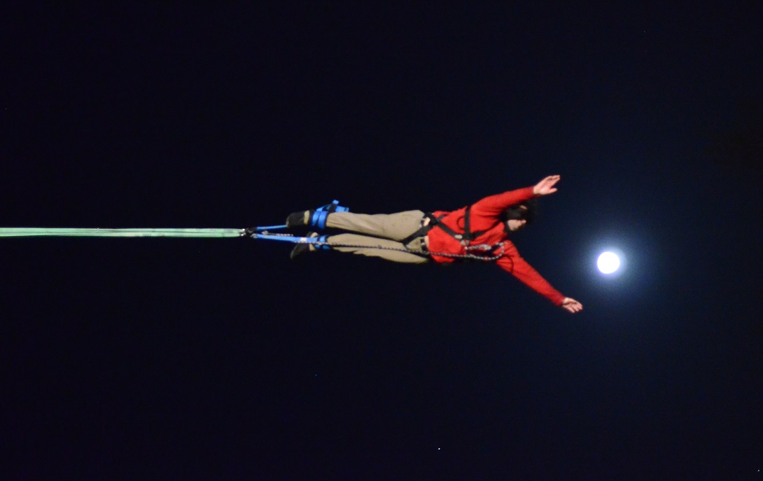 Driant Zeneli Some Say the Moon is Easy to Touch..., 2011 Video Still Courtesy the artist and prometeogallery di Ida Pisani, MilanoLucca