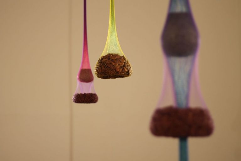 Ernesto Neto, Variation on Color Seed Space Time Love, 2009 (dettaglio). Piazza Bologni, Palazzo Belmonte Riso, Palermo 2018. Courtesy dell’artista e della Galleria Bob van Orsouw, Zurigo