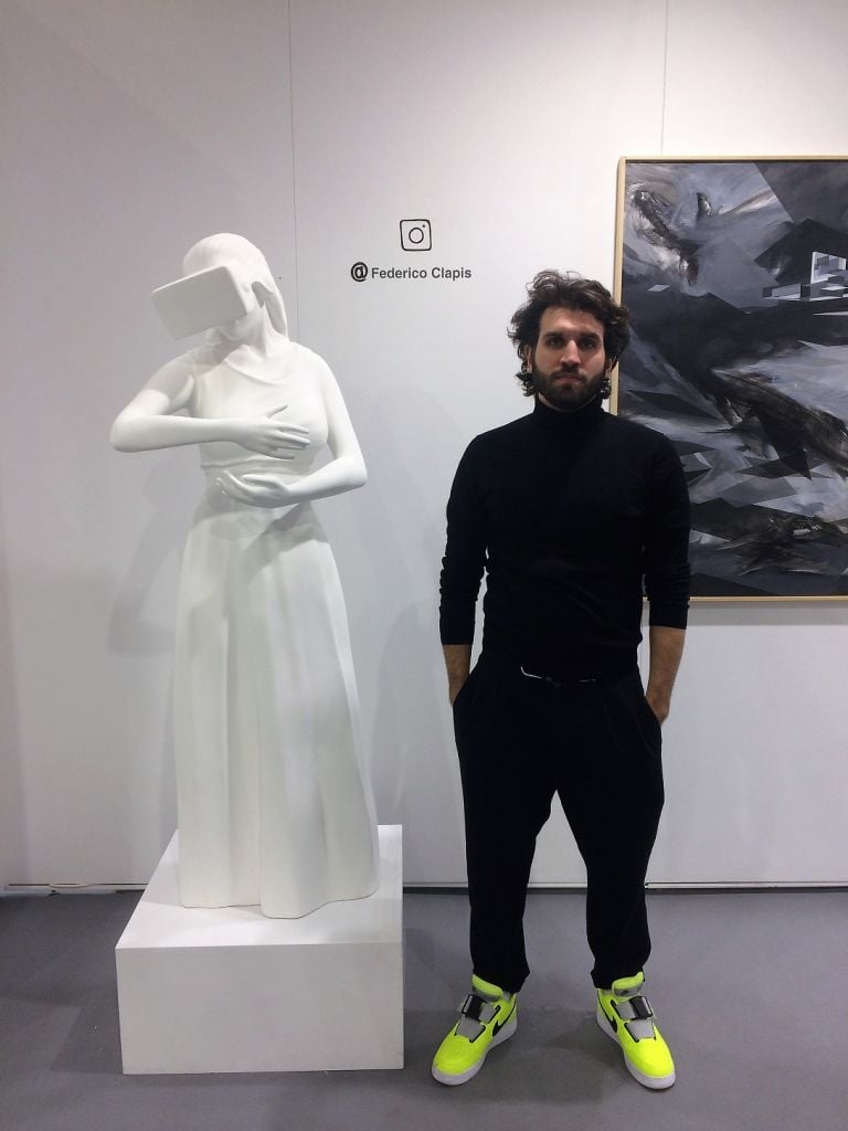 Federico Clapis vicino alla sua opera Affordable Art Fair