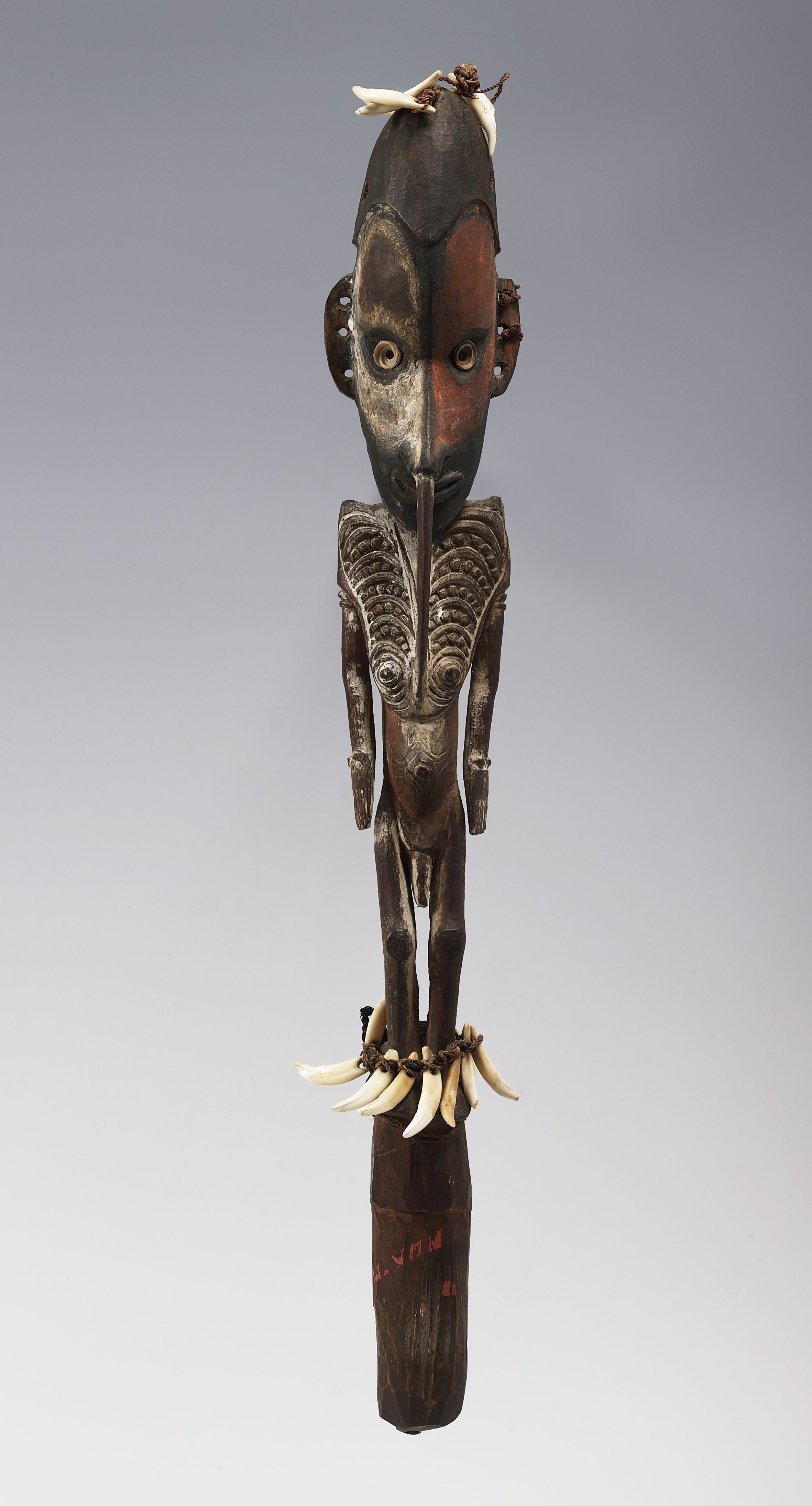 Figura flauto Papua, Nuova Guinea, East Sepik, Chambri Legno policromo e denti di cane, altezza 50 cm Collezione Peggy Guggenheim, Venezia Foto: Paolo Manusardi, Milano