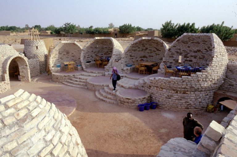 Fabrizio Carola, Hotel ristorante Le Cheval Blanc, Banfiagara, Mali, 1997. Credits Fabrizio Carola