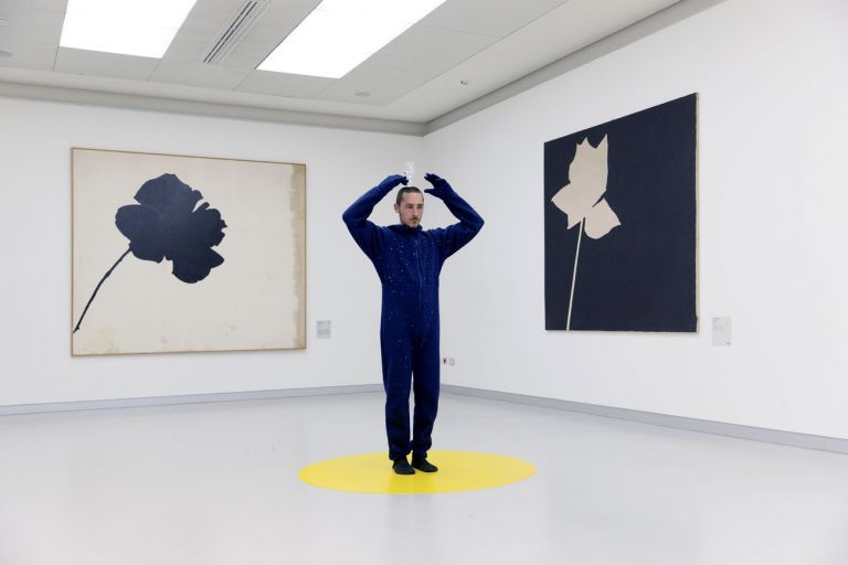 GianMarco Porru, Senza titolo (Ma di una ordinaria magia), 2018, performance per Furla series #01 – È il corpo che decide, Museo del Novecento, Milano. Photo Alessandro Calabrese