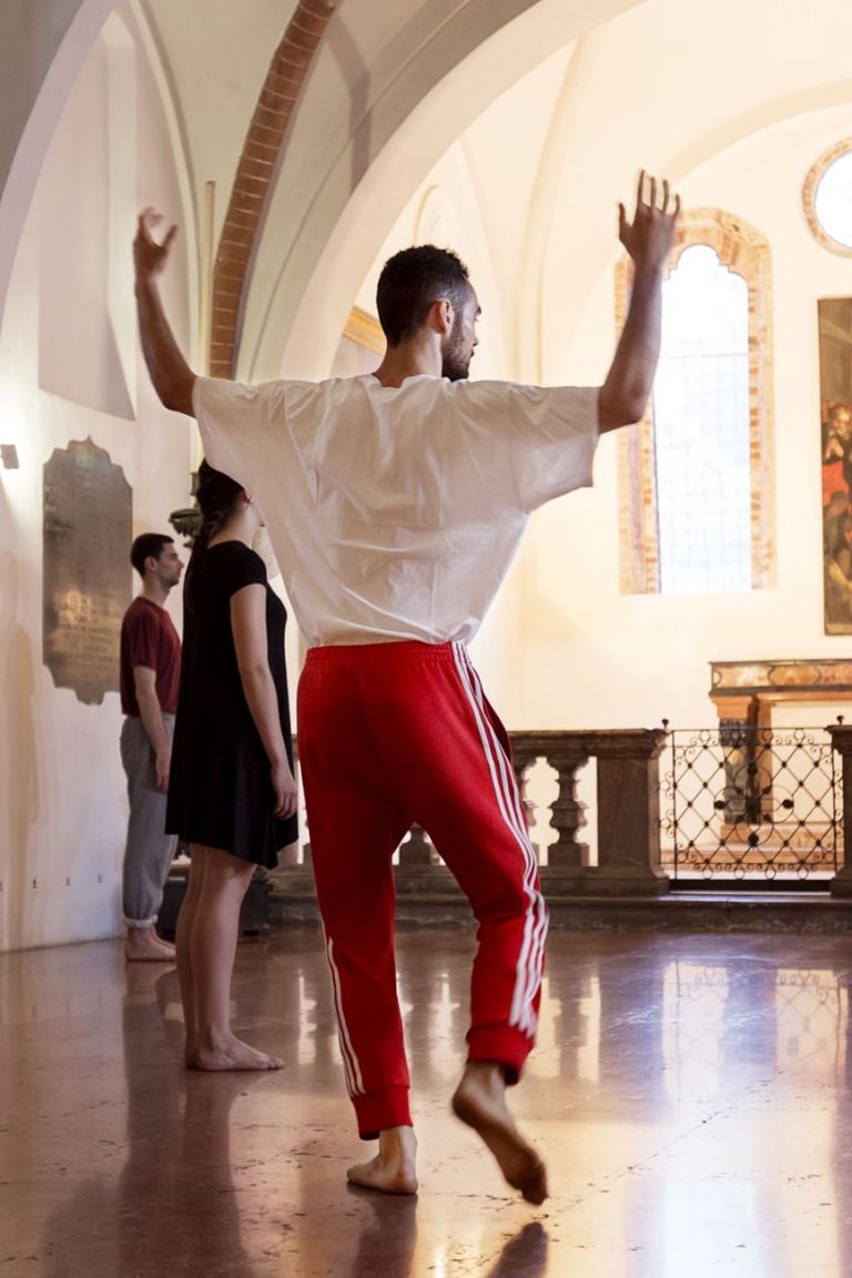 GianMarco Porru, Senza titolo (Molto vicino al cielo), 2018, performance presso la Cappella Portinari, Milano. Photo T space studio